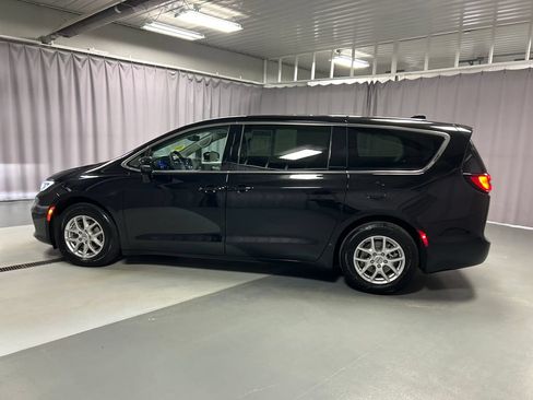 Used 2024 Chrysler Pacifica Touring-L FWD image 4