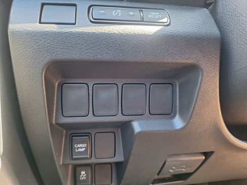 Used 2024 Nissan Frontier SV image 12