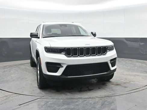Used 2023 Jeep Grand Cherokee Laredo AWD/4WD image 6