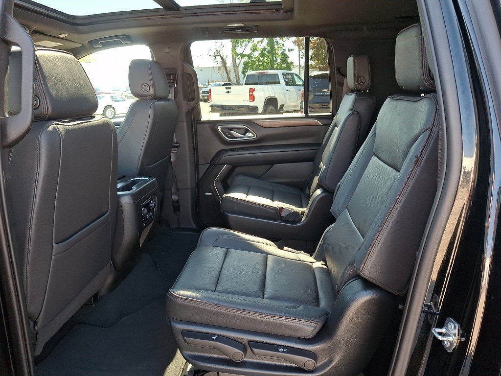 Certified 2023 Chevrolet Suburban High Country AWD/4WD image 12