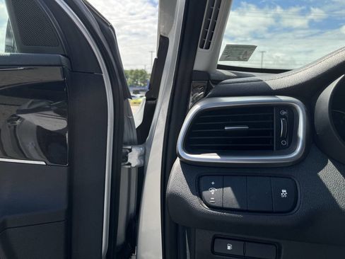 Used 2019 Kia Sorento L image 17