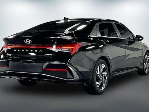 Used 2025 Hyundai Elantra Limited FWD image 8