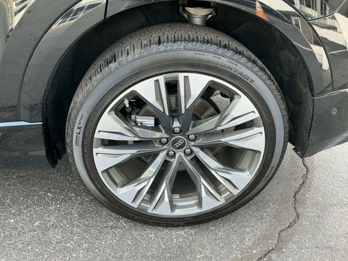 Used 2025 Audi Q8 Premium image 25