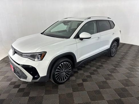 Used 2025 Volkswagen Taos SE FWD image 3