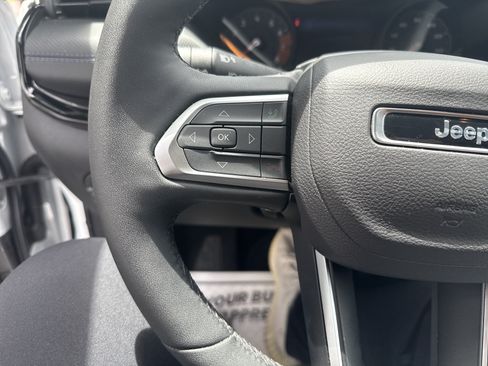 Certified 2025 Jeep Compass Latitude w/ Convenience Group AWD/4WD image 18