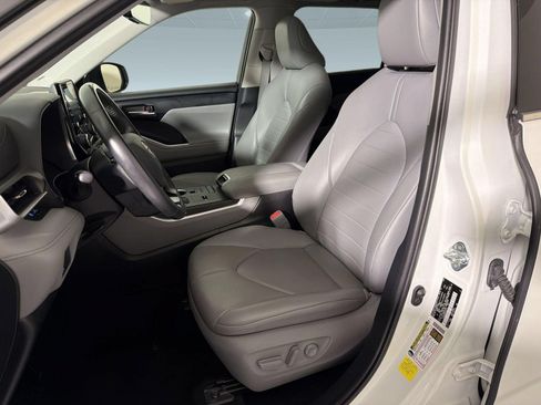 Used 2021 Toyota Highlander XLE FWD image 5