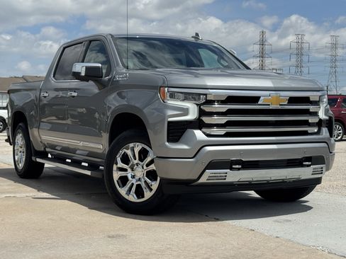Used 2024 Chevrolet Silverado 1500 High Country w/ Technology Package AWD/4WD image 2