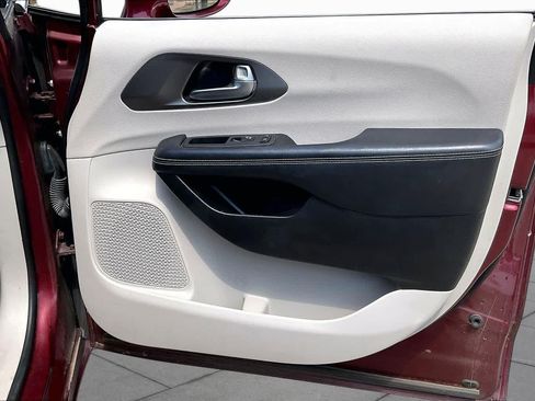 Used 2022 Chrysler Pacifica Touring-L FWD image 22