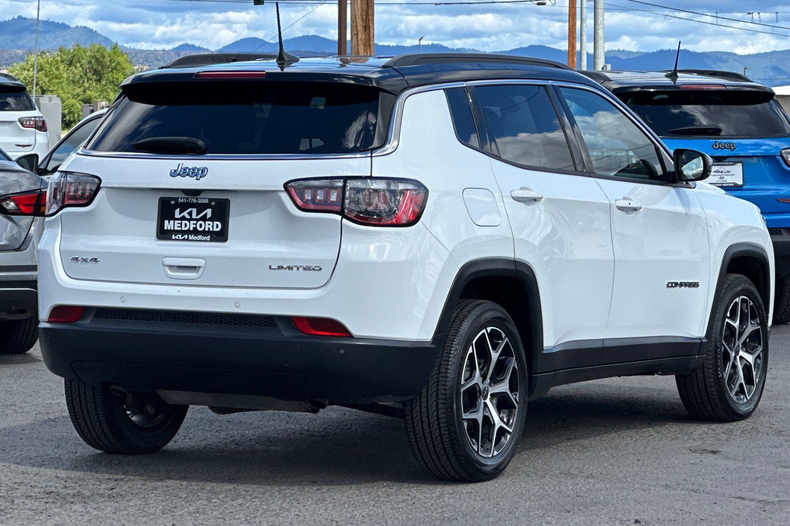 Used 2025 Jeep Compass Limited AWD/4WD image 4