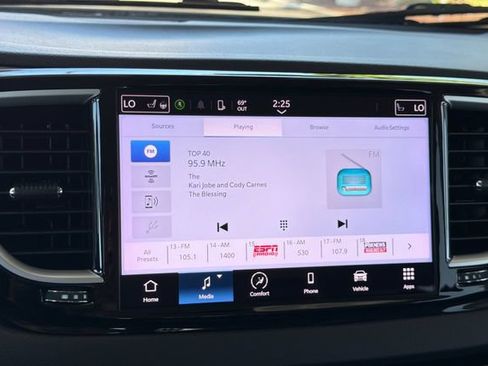 Used 2024 Chrysler Pacifica Touring-L FWD image 23