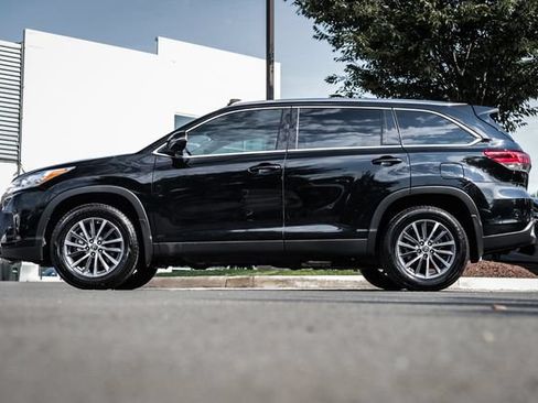 Used 2019 Toyota Highlander XLE AWD/4WD image 15