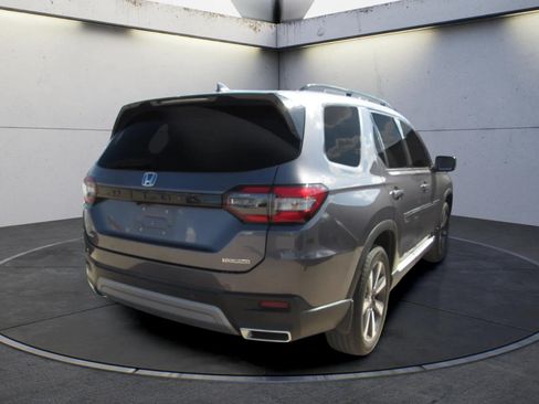 Used 2024 Honda Pilot Touring image 3