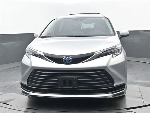 Used 2025 Toyota Sienna LE image 5