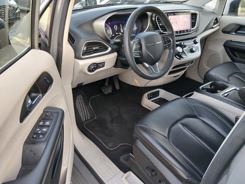 Used 2023 Chrysler Pacifica Touring-L FWD image 10