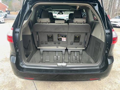 Used 2020 Toyota Sienna XLE w/ XLE Navigation Package image 9