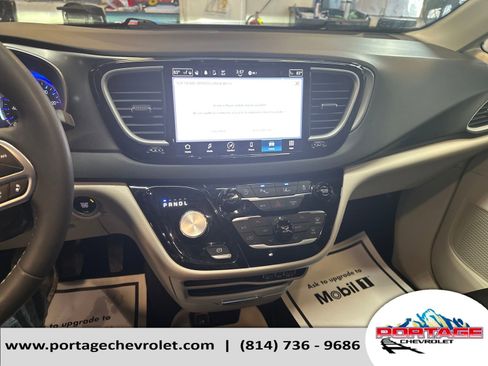 Used 2024 Chrysler Pacifica Touring-L FWD image 20