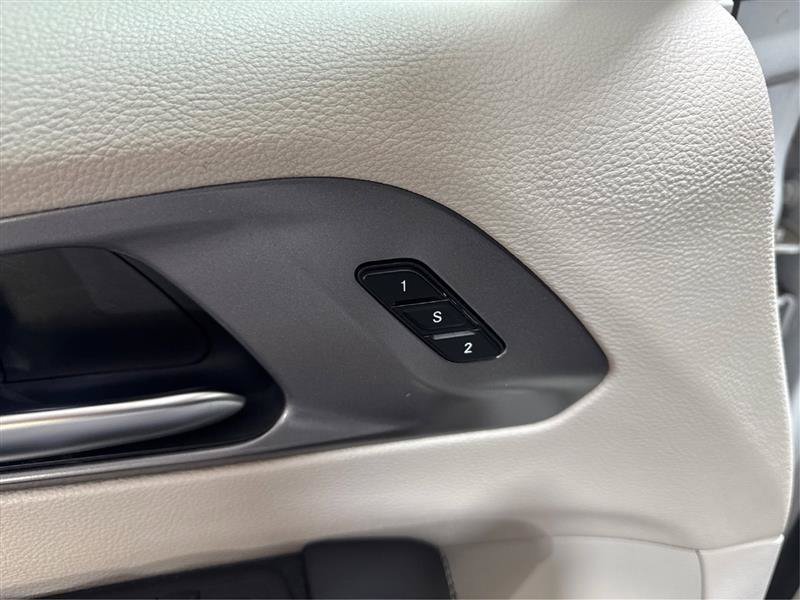 Used 2023 Chrysler Pacifica Touring-L FWD image 21