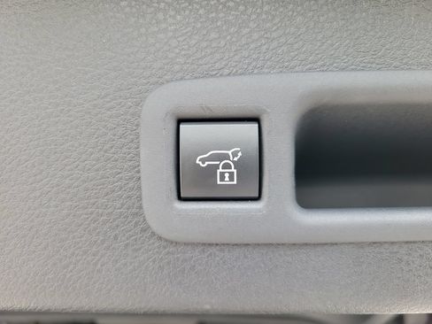Used 2025 Toyota Sienna XLE w/ XLE Plus Package FWD image 10