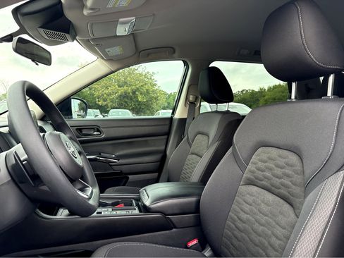 Used 2025 Nissan Pathfinder S FWD image 17