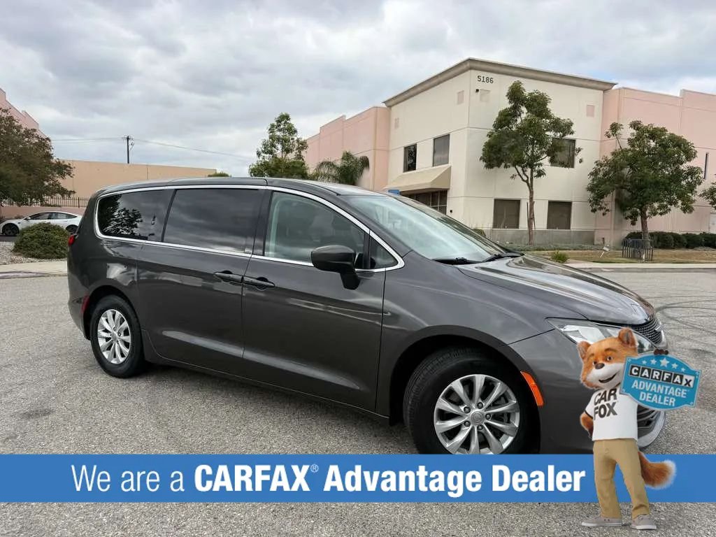 Used 2017 Chrysler Pacifica Touring w/ Tire & Wheel Group FWD image 3
