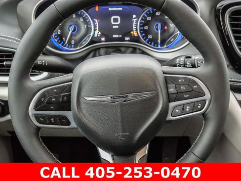 Used 2024 Chrysler Pacifica Touring-L AWD/4WD image 27