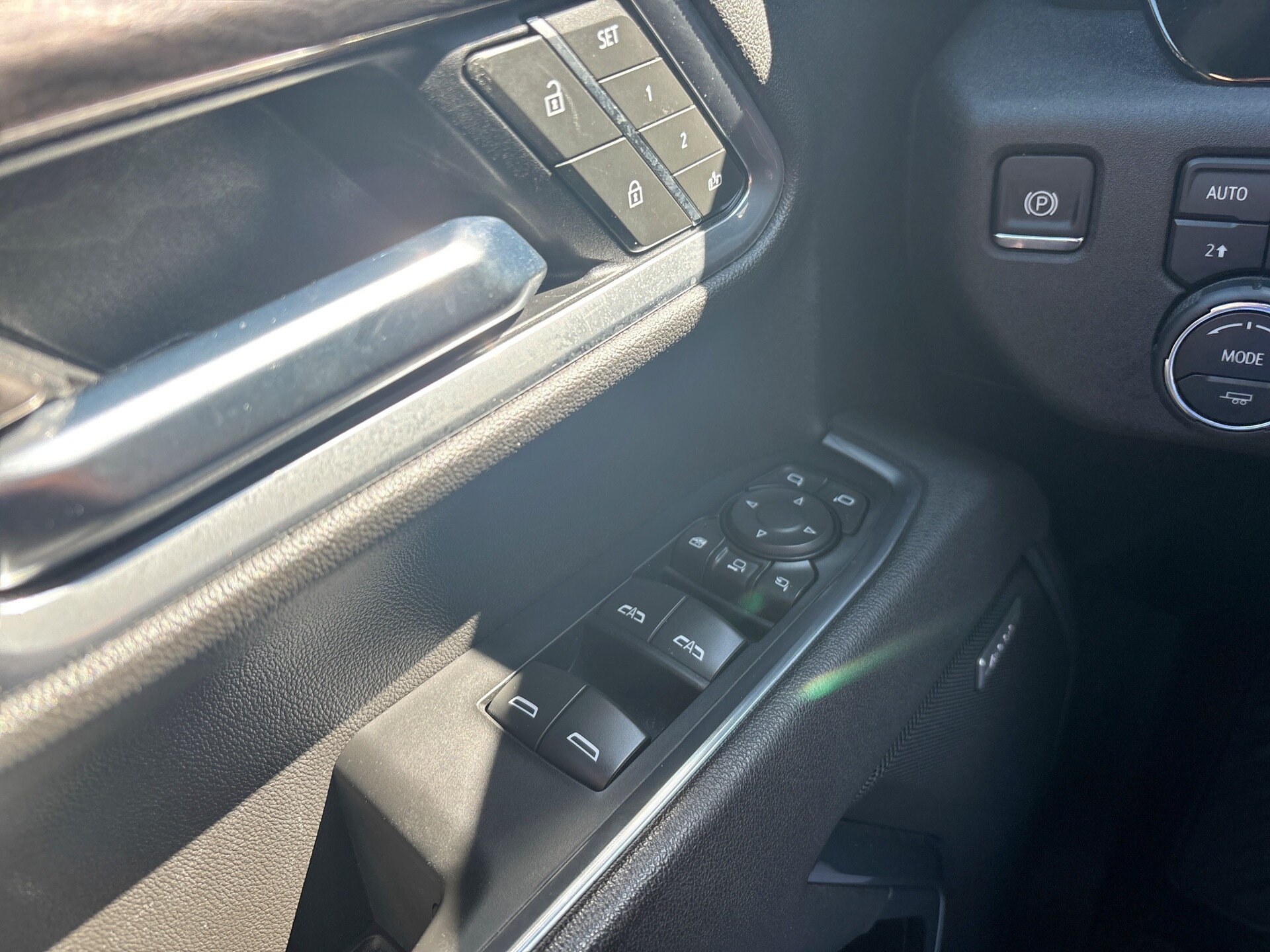 Used 2025 Chevrolet Silverado 2500 LTZ w/ LTZ Convenience Package AWD/4WD image 18