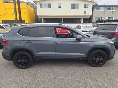 Used 2022 Volkswagen Taos SE w/ Panoramic Sunroof Package