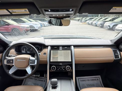 Used 2024 Land Rover Discovery Metropolitan Edition image 19