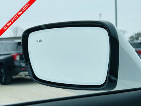 Used 2023 Buick Enclave Essence image 9