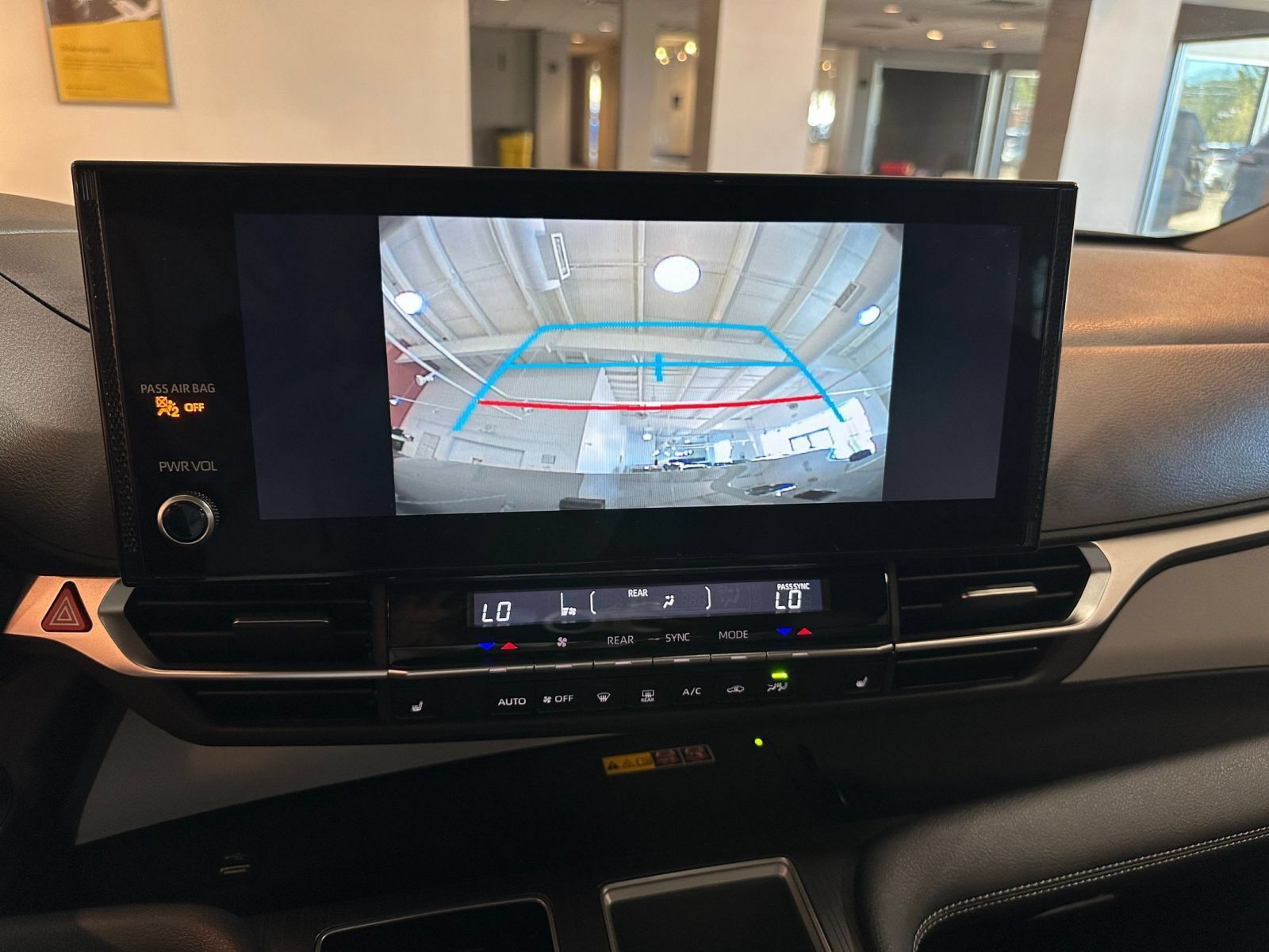 Used 2025 Toyota Sienna XLE FWD image 25