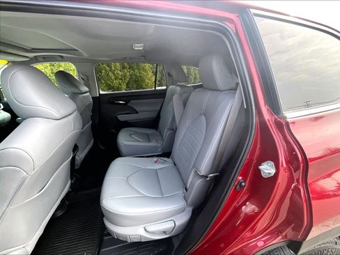 Used 2024 Toyota Highlander XLE image 15