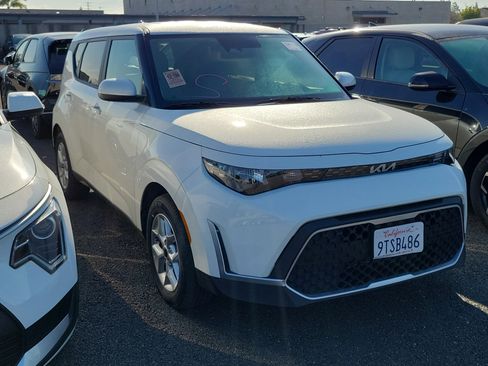 Used 2025 Kia Soul LX image 3
