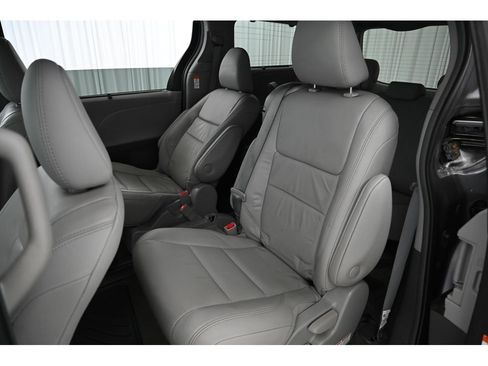 Used 2018 Toyota Sienna XLE image 27