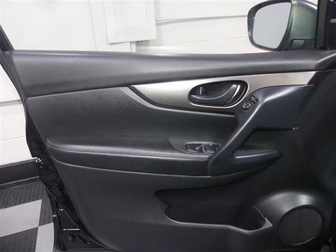 Used 2021 Nissan Rogue Sport S image 18