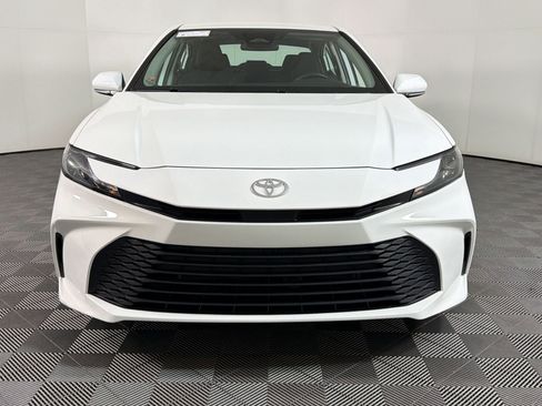 Used 2025 Toyota Camry LE image 4