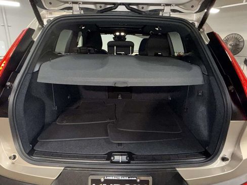 Used 2024 Volvo XC40 B5 Plus AWD/4WD image 17