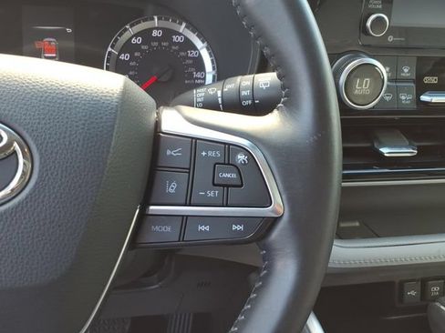 Used 2020 Toyota Highlander LE AWD/4WD image 16
