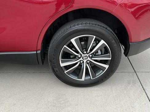 Used 2023 Toyota Venza LE AWD/4WD image 21