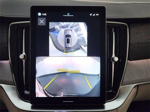 New 2026 Volvo XC90 B6 Ultra image 18