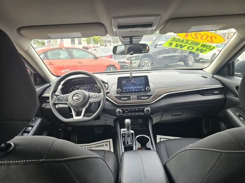 Used 2024 Nissan Altima 2.5 SV image 13