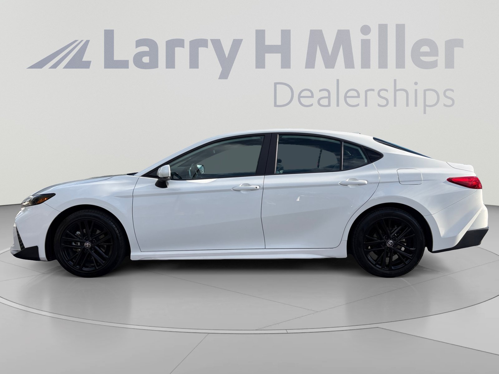 Used 2025 Toyota Camry SE FWD image 2