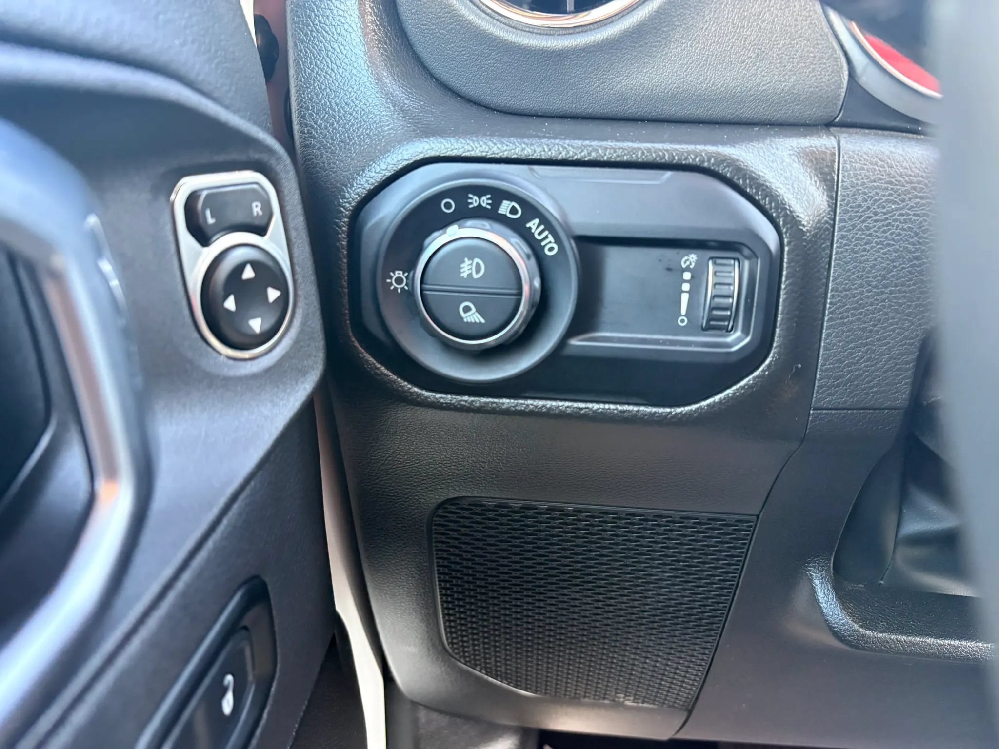Used 2023 Jeep Gladiator Overland AWD/4WD image 32