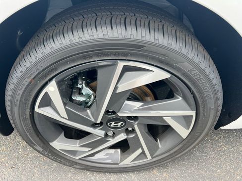 Certified 2025 Hyundai Elantra SEL FWD image 17