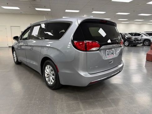 Used 2019 Chrysler Pacifica Touring Plus FWD image 5
