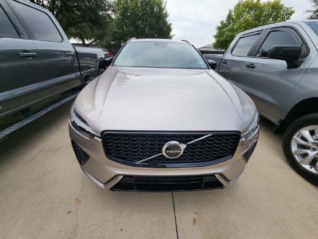 Used 2025 Volvo XC60 B5 Core AWD/4WD image 2
