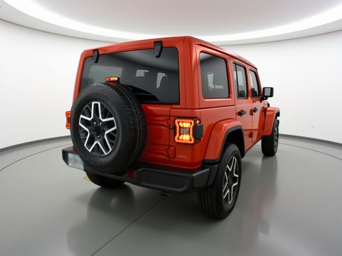 Used 2025 Jeep Wrangler Sahara image 9
