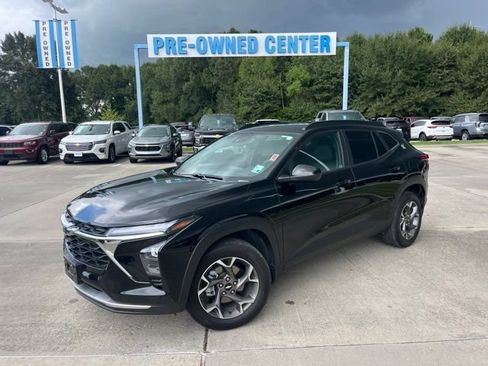 Used 2025 Chevrolet Trax LT w/ Driver Confidence Package FWD image 2