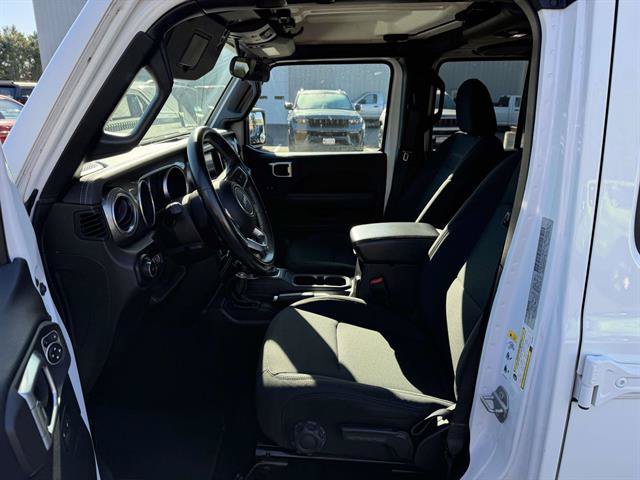 Used 2018 Jeep Wrangler Unlimited Sahara AWD/4WD image 12