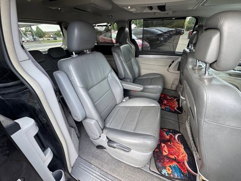 Used 2010 Volkswagen Routan SEL Premium FWD image 18