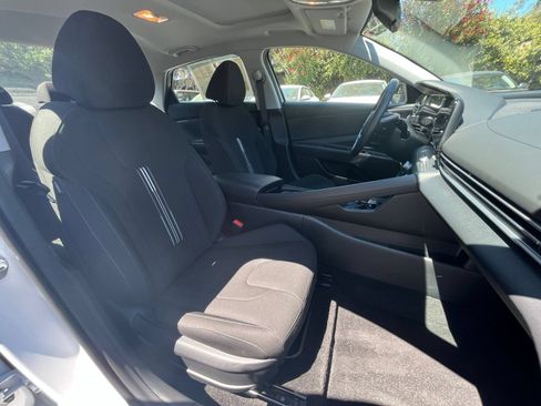 Used 2025 Hyundai Elantra SEL FWD image 36
